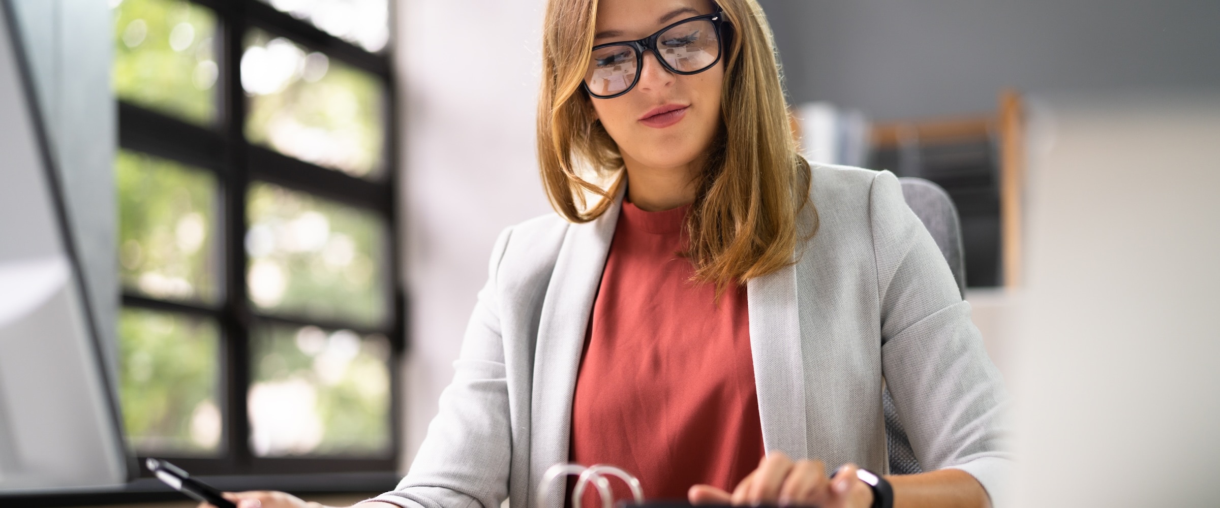 Photo woman at a desk working on her finances.